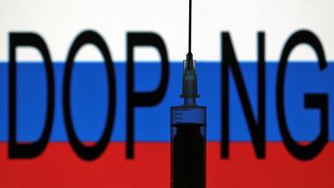 Die Flagge Russlandss mit Schriftzug Doping und Nadel einer Spritze © picture alliance Foto: Ralpg Peters