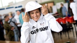 Britta Heidemann bei der Einkleidung der deutschen Olympia-Mannschaft © dpa Foto: Julian Stratenschulte