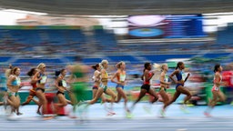 Die Leichtathletinnen laufen im Olympiastadion. © Imago/GEPA Pictures