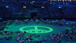 Scheinwerfer formen ein abgewandeltes Peace-Zeichen im Maracana-Stadion. © dpa picutre alliance Foto: Soeren Stache