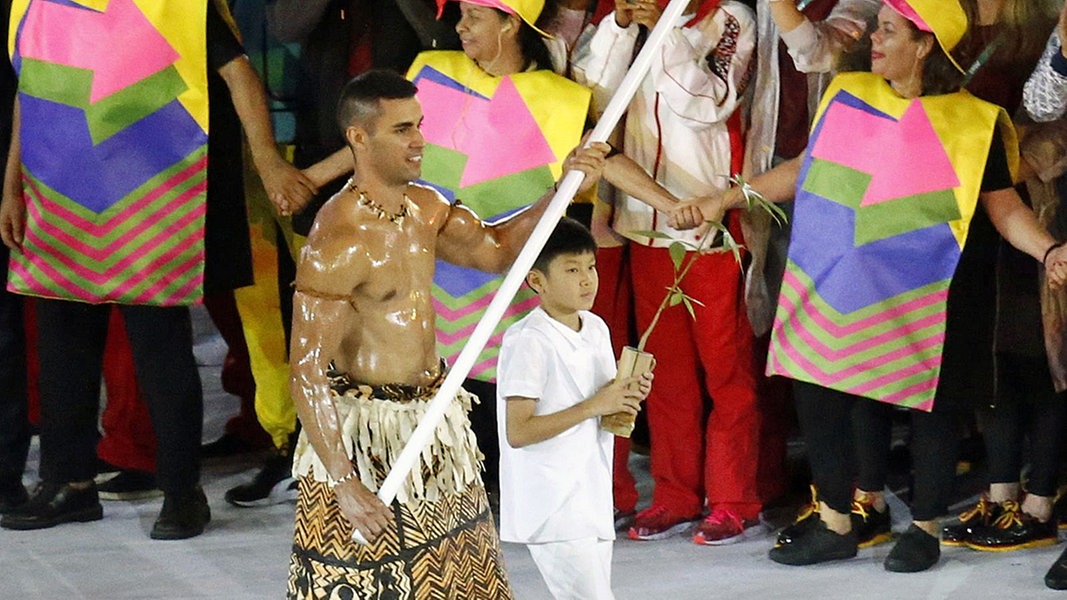Teakwando-Kämpfer Pita Taufatofua aus Tonga leitet sein Team ins Stadion. © EPA Foto: Tatyana Zenkovich