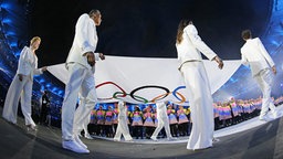 Die Olympische Flagge wird ins Stadion getragen. © EPA Foto: Sergei Ilnitsky