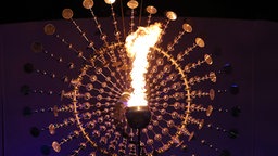 Das Olympische Feuer im Maracana-Stadion. © dpa Foto: Antonio Lacerda