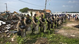 Polizisten wachen in der Favela Vila Autodromo. © DPA Picture Alliance Foto: Renata Brito