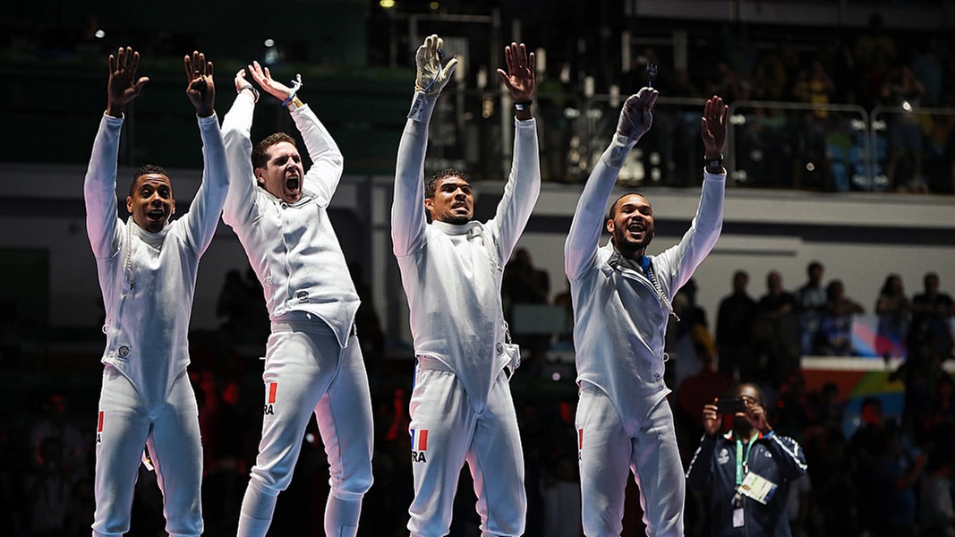 Die französische Fechtmannschaft (Jean-Michel Lucenay, Gauthier Grumier, Yannick Borel und Daniel Jerent v.l.n.r.) im Degen freut sich. © dpa Foto: Jose Mendez