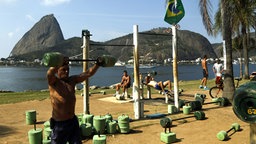 Olympia-Besucher trainieren an einem Trimm-dich-Pfad. © DPA Picture Alliance Foto: O Globo