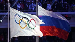 Die olympische und russische Flagge im Stadion von Sotschi © picture alliance / dpa Foto: Hannibal Hanschke