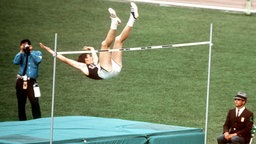 Hochspringer Dick Fosbury sichert sich mit einem Sprung über 2,24 Meter Olympia-Gold 1968. © picture-alliance/ dpa 
