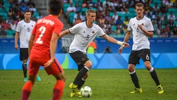 Die deutschen Fußball-Zwillinge Lars (M.) und Sven Bender im Spiel gegen Südkorea © picture alliance / dpa Foto: Jessica Santana/Framephoto