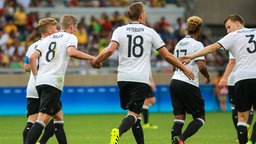 Die deutschen Fußballer nach einem Tor gegen Fidji © imago/Fotoarena 