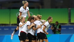 Die deutsche Fußball-Nationalmannschaft der Frauen jubelt © dpa - Bildfunk Foto: Cristiane Mattos
