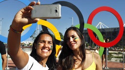 Zwei Fans machen ein Selfe im Olympiapark. © DPA Picture Alliance Foto: Larry W. Smith
