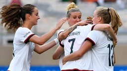Die deutschen Fußballnationalspielerinnen jubeln im Spiel gegen Kanada © dpa - Bildfunk Foto: Daniel Oliveira