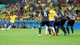 Brasiliens Neymar (l.) beim Freistoß © imago/BPI 