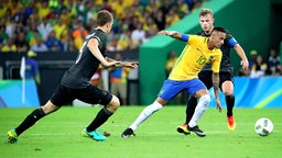 Brasiliens Neymar (M.) gegen die Deutschen Lukas Klostermann (l.) und Max Meyer (r.) © dpa - Bildfunk Foto: Alejandro Ernesto