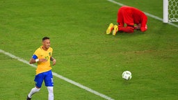 Brasiliens Neymar (l.) nach einem verwandelten Elfmeter gegen Deutschland © dpa - Bildfunk Foto: Sebastian Kahnert/dpa
