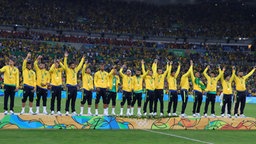 Die brasilianische Fußball-Nationalmannschaft jubelt über Gold. © dpa - Bildfunk Foto: Friso Gentsch