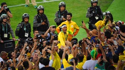 Brasiliens Neymar (M.) © dpa - Bildfunk Foto: Sebastian Kahnert/dpa