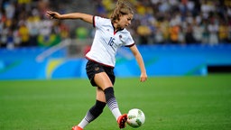 Die deutsche Fußballspielerin Melanie Leupolz (r.) © dpa - Bildfunk Foto: Alan Morici