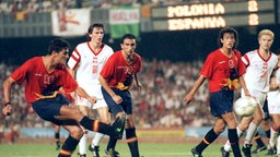 Kiko Narvaez (l.) erzielt den 3:2-Siegtreffer für Spanien im Olympia-Finale 1992 gegen Polen. © picture-alliance / dpa