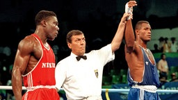 Der kubanische Schwergewichtler Felix Savon (r.) gewinnt 1992 das olympische Box-Finale Finale von Barcelona gegen den Nigerianer David Izonritei (l.).  © picture-alliance / dpa
