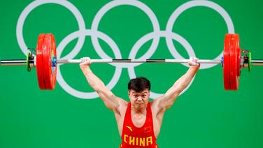 Der chinesische Gewichtheber Long Quingquan © dpa Foto: Nic Bothma