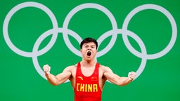 Der chinesische Gewichtheber Long Quingquan © dpa Foto: Nic Bothma