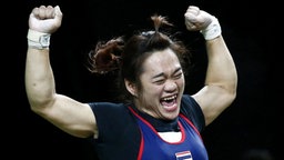 Die thailändische Gewichtheberin Sukanya Srisurat gewinnt Gold in Rio. © picture alliance / dpa Foto: Larry W. Smith