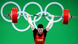 Chinas Gewichtheber Shi Zhiyong © dpa Foto: Larry W. Smith