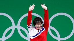 Die nordkoreanische Gewichtheberin Rim Jong Sim jubelt über ihren Olympiasieg © dpa - Bildfunk Foto: Larry W Smith