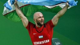 Der usbekische Gewichtheber Ruslan Nurudinow freut sich. © dpa Foto: Larry W. Smith