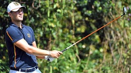 Deutschlands Golfer Martin Kaymer schaut dem Ball hinterher. © Witters Foto: David John Mercer