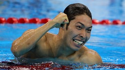 Der japanische Schwimmer Kosuke Hagino jubelt. © picture alliance / dpa Foto: Michael Kappeler