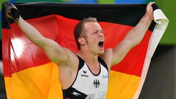 Der deutsche Turner Fabian Hambüchen jubelt über seinen Olympiasieg ©  imago/Sven Simon