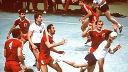 Olympia-Finale 1980: DDR-Spieler Ingolf Wiegert (r.) wirft auf das UdSSR-Tor. © picture alliance / dpa 