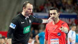 Handball-Bundestrainer Dagur Sigurdsson (l.) diskutiert mit einem Schiedsrichter. © imago/Camera 4 