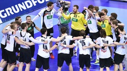 Jubel bei den deutschen Handballern über den EM-Titel © picture alliance / CITYPRESS24