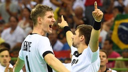 Die deutschen Handballspieler Finn Lemke (l.) und Hendrik Pekeler bejubeln einen Treffer. © dpa - Bildfunk Foto: Marijan Murat