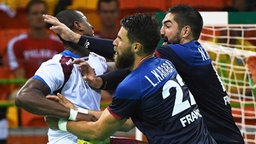 Katars Handball-Spieler Rafael Capote kämpft gegen die Franzosen Luka Karabatic und Nikola Karabatic (l.) um den Ball. © dpa - Bildfunk Foto: Marijan Murat