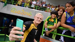 Deutschlands Patrick Wiencek macht ein Selfie mit den Fans. © dpa - Bildfunk Foto: Lukas Schulze