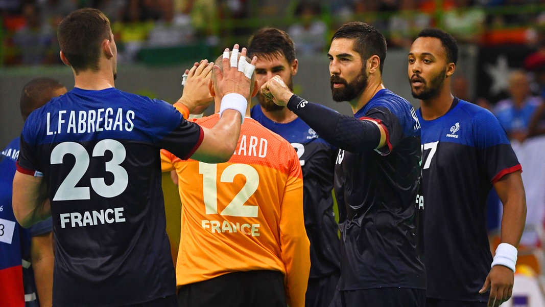 Die französischen Handballer Ludovic Fabregas, Torwart Vincent Gerard, Luka Karabatic, Nikola Karabatic, and Timothey N'Guessan (v.l.n.r.) Die französischen Handballer Ludovic Fabregas, Torwart Vincent Gerard, Luka Karabatic, Nikola Karabatic, and Timothey N'Guessan (v.l.n.r.) © dpa - Bildfunk Foto: Marijan Murat