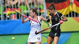 Die deutsche Hockeyspielerin Lisa Schutze (r.) im Zweikampf mit Neuseelands Samantha Charlton. © GES-Sportfoto Foto: Markus Gilliar