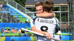 Deutschlands Mats Grambusch (v.) bejubelt seinen Treffer zum 2:0 gegen die Niederlande. © DPA Bildfunk Foto: Sören Stache