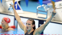 Die ungarische Schwimmerin Katinka Hosszu jubelt über ihren Sieg. © picture alliance / dpa Foto: Michael Kappeler