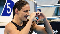 Die ungarische Schwimmerin Katinka Hosszu freut sich über ihre Goldmedaille über 100 m Rücken. © dpa - Bildfunk Foto: Bernd Thissen