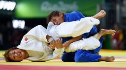 Die mongolische Judoka Urantsetseg Munkhbat (l.) kämpft gegen ihre brasilianische Kontrahentin Sarah Menezes. © dpa - Bildfunk Foto: Facundo Arrizabalaga