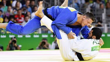 Der tschechische Judoka Lukas Krpalek kämpft gegen Azerbaidjans Elmar Gassimov © picture alliance / MAXPPP 