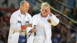 Die deutsche Judoka Louise Malzahn mit ihrem Trainer © picture alliance / SvenSimon Foto: Franz Waelischmiller