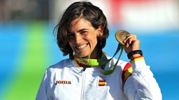 Die spanische Kanutin Maialen Chourraut zeigt ihre Goldmedaille. © Orestis Panagiotou Foto: Antonio Lacerda
