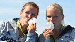 Die deutschen Kanutinnen Franziska Weber (l.) und Tina Dietze mit ihren Silbermedaillen © dpa - Bildfunk Foto: Soeren Stache